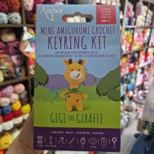 Anchor - Gigi the giraffe - Amigurumi kulcstartó egységcsomag eszközökkel