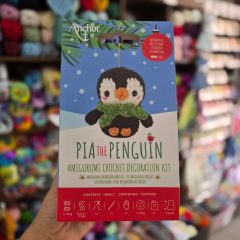  Anchor - Pia the penguin - Amigurumi karácsonyfa dísz egységcsomag eszközökkel